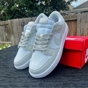 Nike Dunk Low Retro Grey Fog Retro Casual
Sneaker Grey {SIZE 8.5} 🔥😶‍🌫️